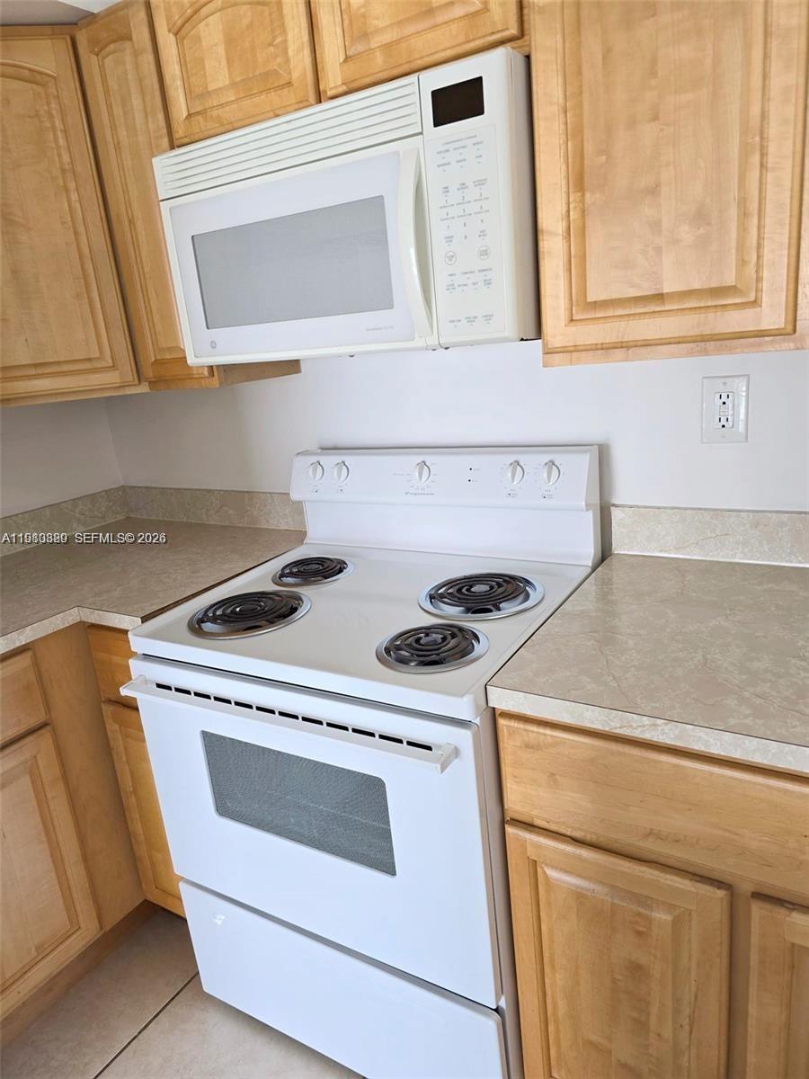 505 South Pine Island Road, Unit 401B Plantation, FL 33324 - Photo 7 of 15 a stove top oven sitting inside of a kitchen