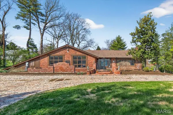 $1,259,000 | 10 Vouga Lane, St. Louis, MO 63131
