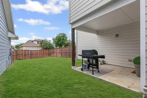 a view of a house with backyard and porch