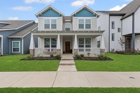 a view of a yard in front of a house