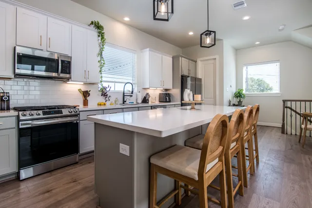 $2,495 | 4919 Avenue J, Houston, TX 77011