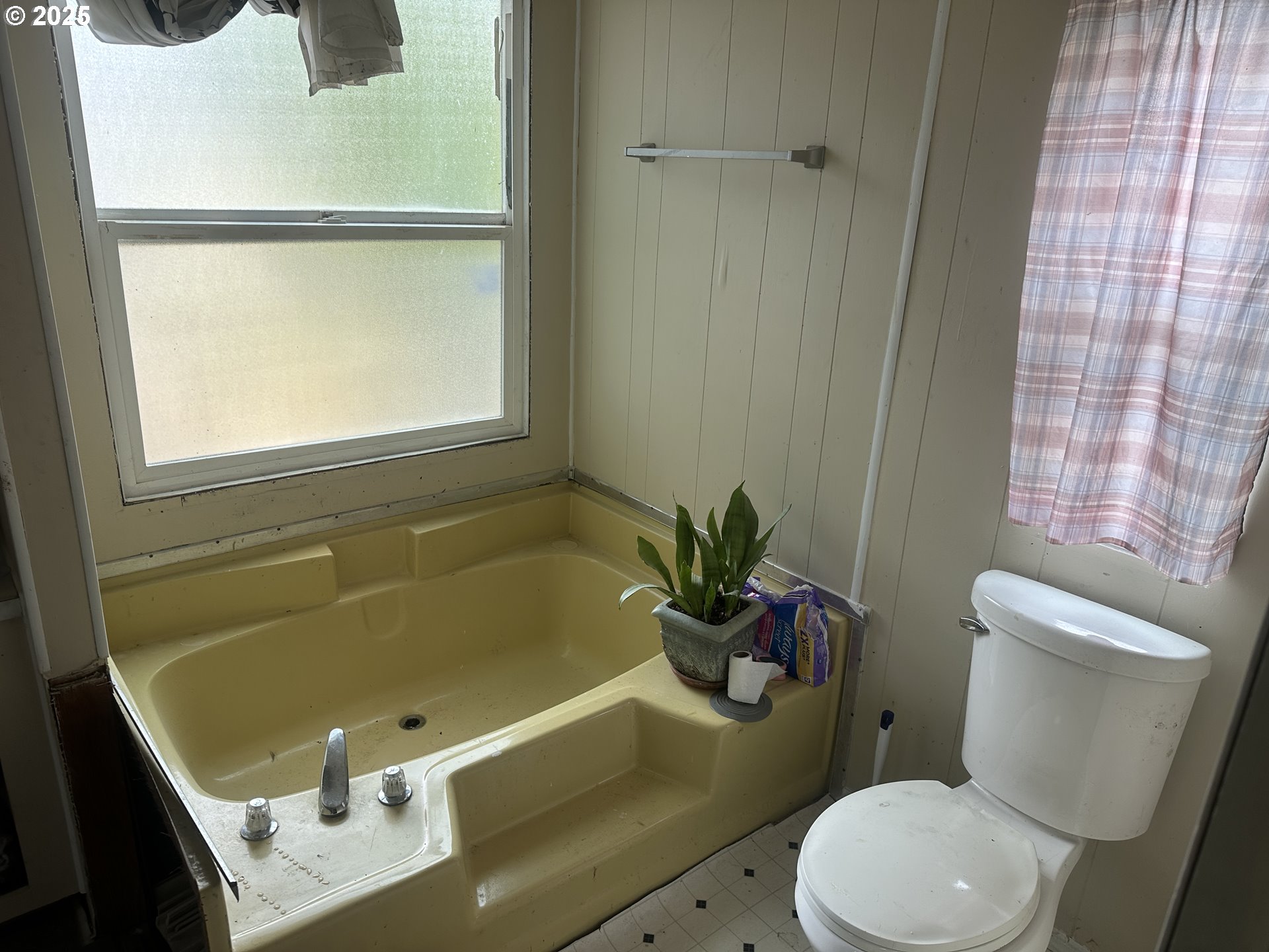 47775 Berry Street, Unit D6 Oakridge, OR 97463 - Photo 12 of 18 a bathroom with a sink and a bathtub