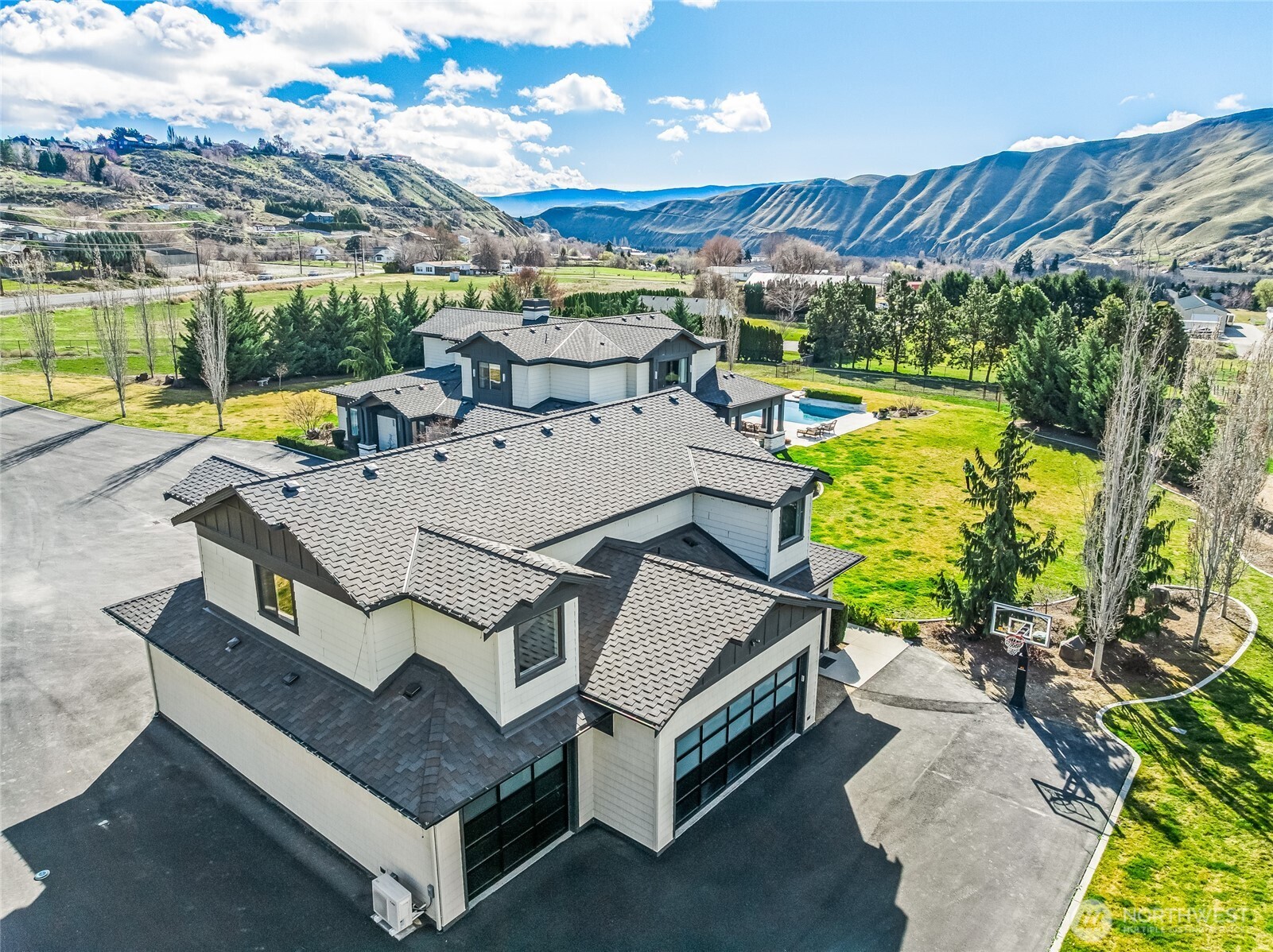 1695 Easy Street Wenatchee, WA 98801 - Photo 3 of 40