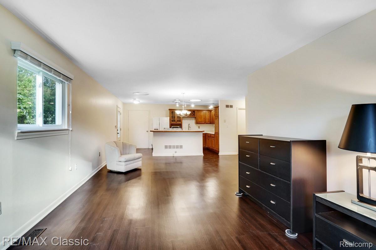 28095 Dixon Road Novi, MI 48377 - Photo 31 of 41 dsc08977-dsc08979.jpg