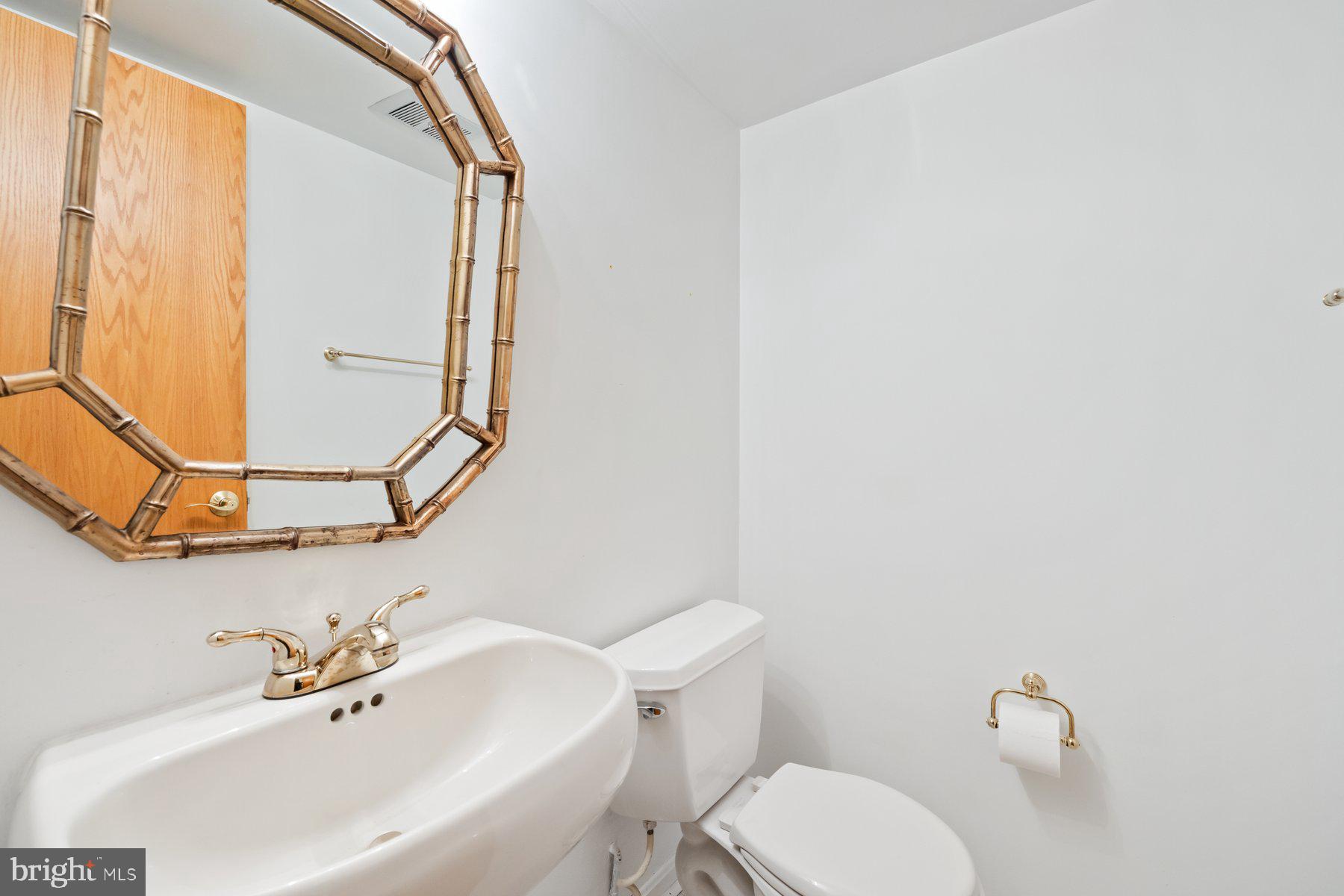 11900 Gainsborough Road Potomac, MD 20854 - Photo 34 of 62 Powder Room