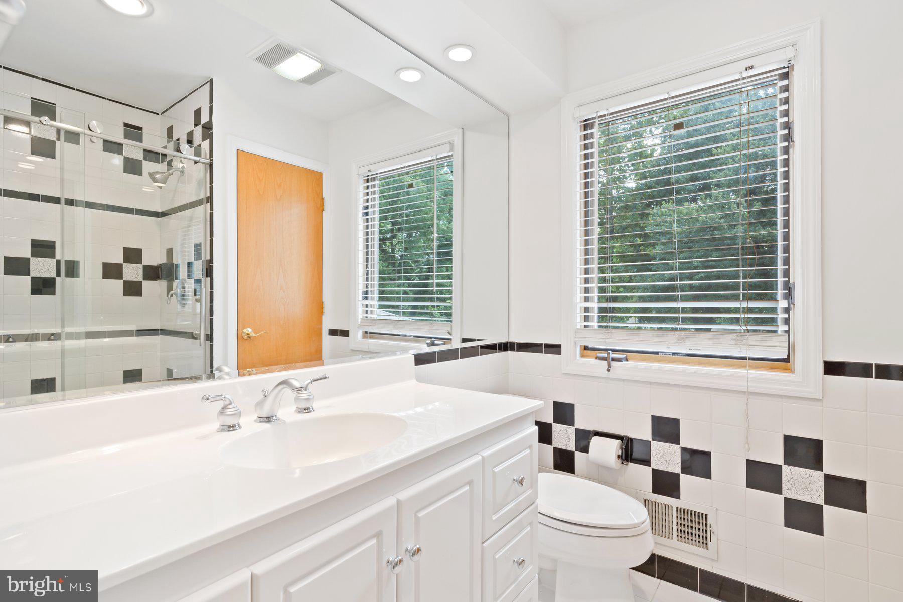 11900 Gainsborough Road Potomac, MD 20854 - Photo 48 of 62 Full bathroom