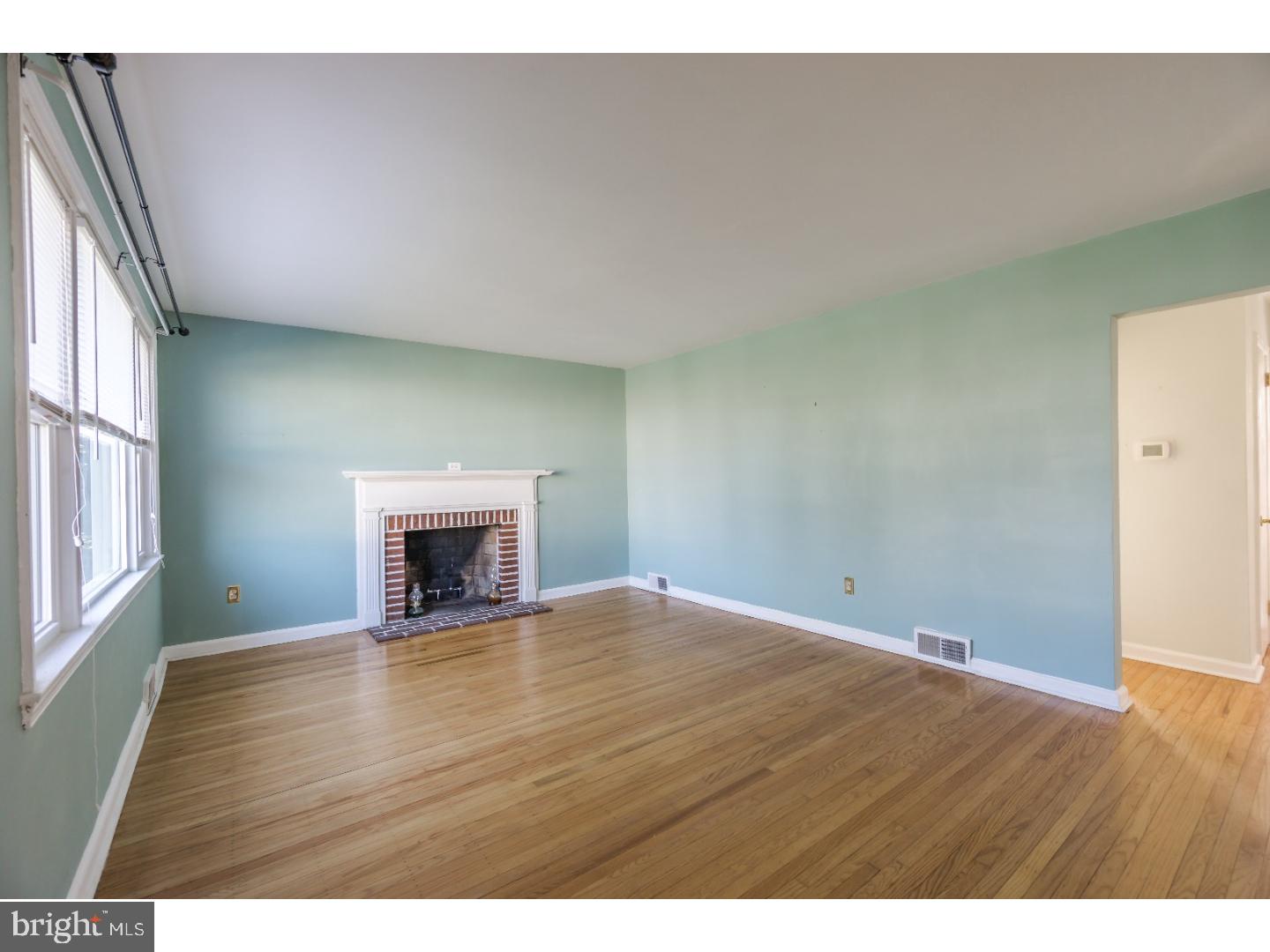 19 South Malin Road Broomall, PA 19008 - Photo 2 of 25 Living Room