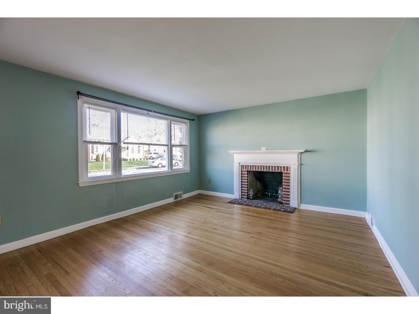 19 South Malin Road Broomall, PA 19008 - Photo 3 of 25 Living Room