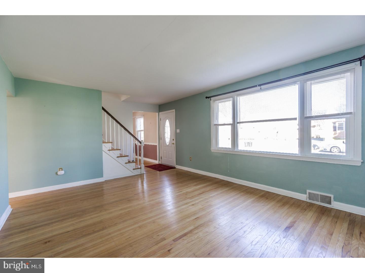 19 South Malin Road Broomall, PA 19008 - Photo 4 of 25 Living Room