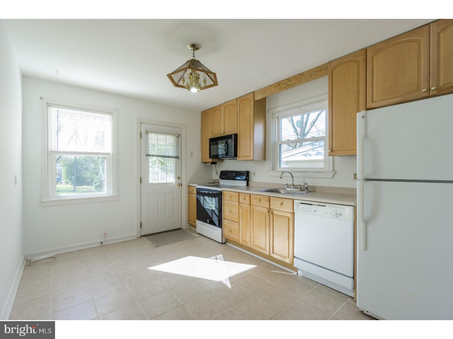 19 South Malin Road Broomall, PA 19008 - Photo 7 of 25 Kitchen