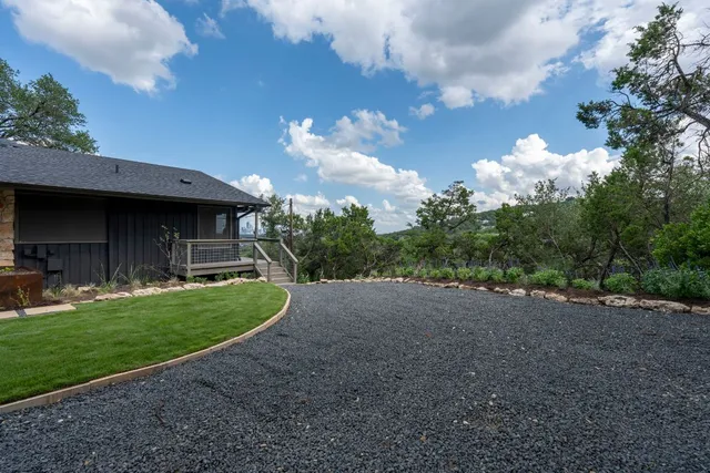 a view of a house with backyard