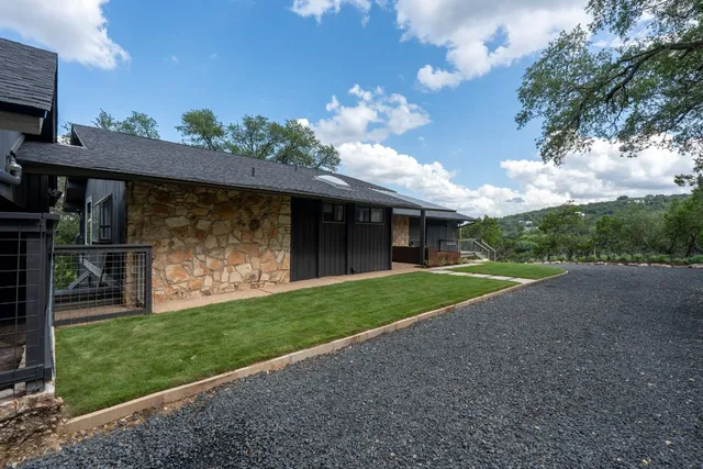 a view of a house with backyard and garden