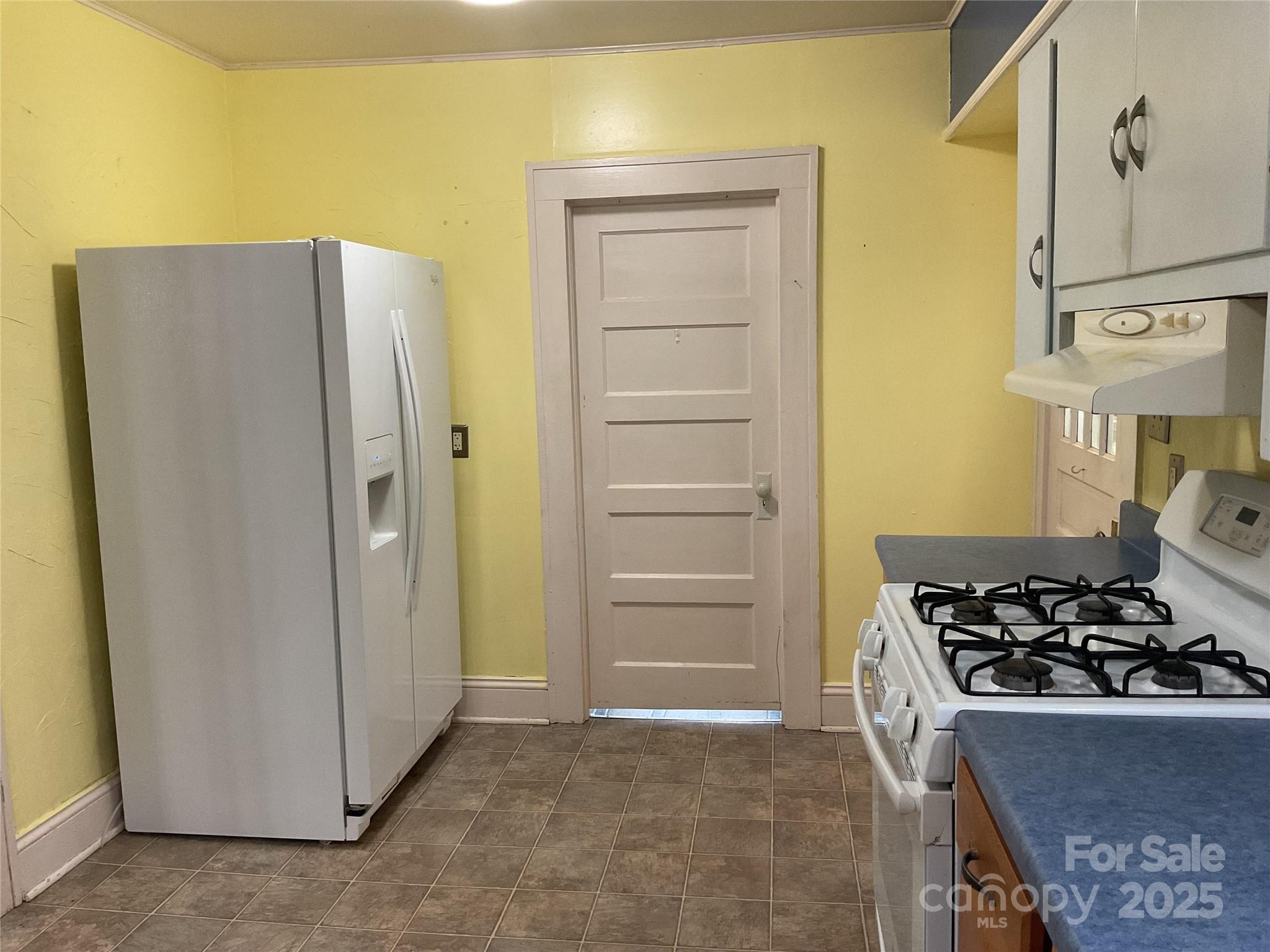 402 Connelly Springs Road Lenoir, NC 28645 - Photo 14 of 33 a kitchen with a refrigerator and a stove
