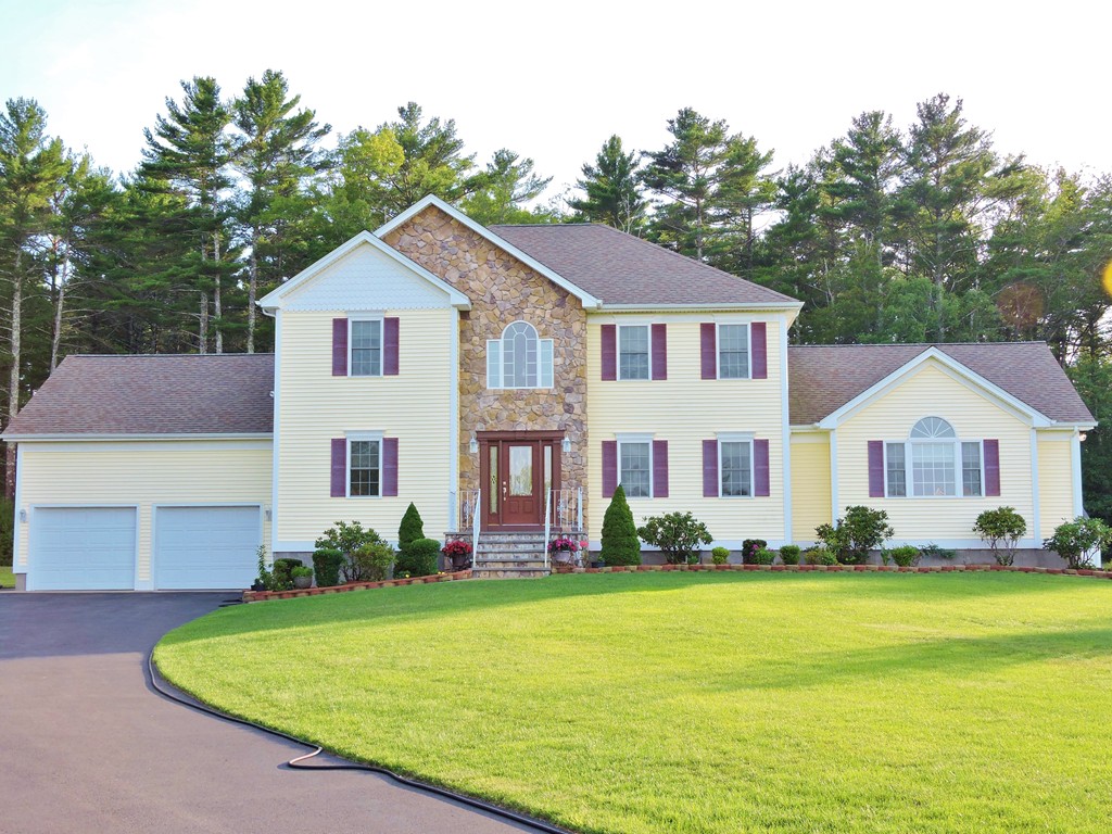 3 Cromwell Lane Rochester, MA 02770 - Photo 1 of 15 a front view of a house with garden