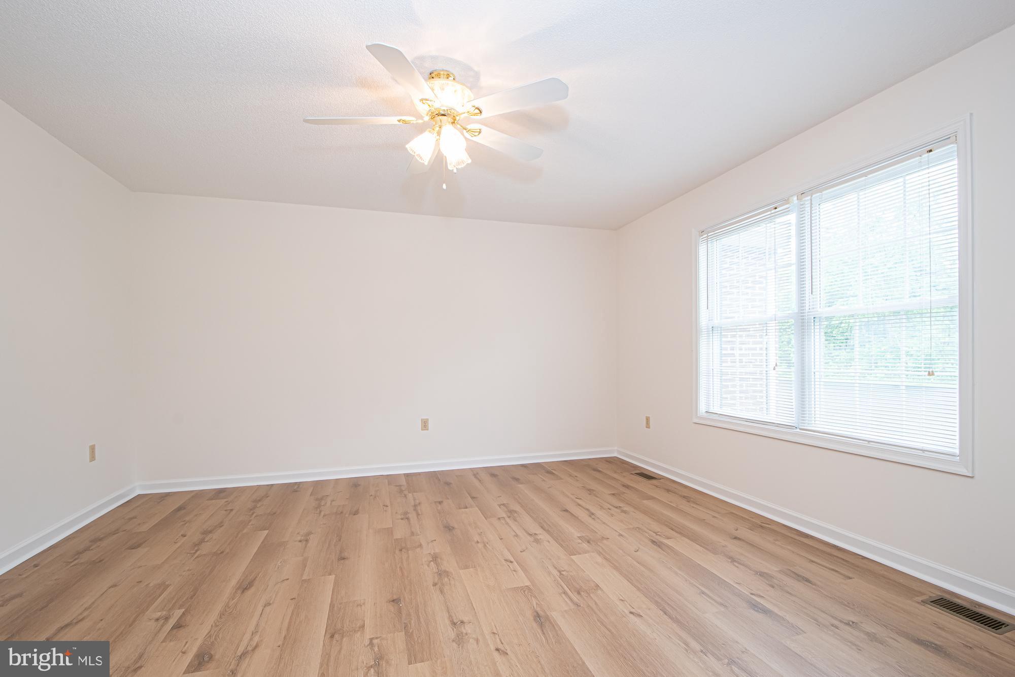 1001 North Timber Ridge Road Cross Junction, VA 22625 - Photo 9 of 69 Livingroom