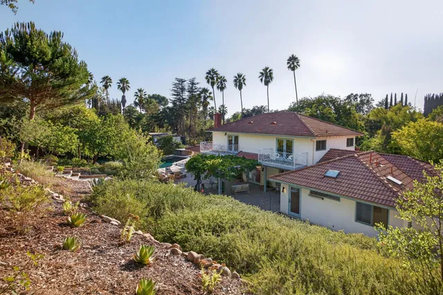 a house view with a outdoor space