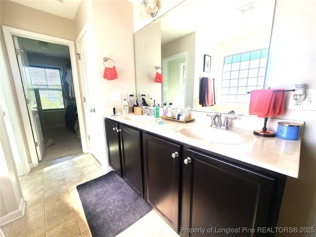 a en suite bathroom with a sink and a mirror