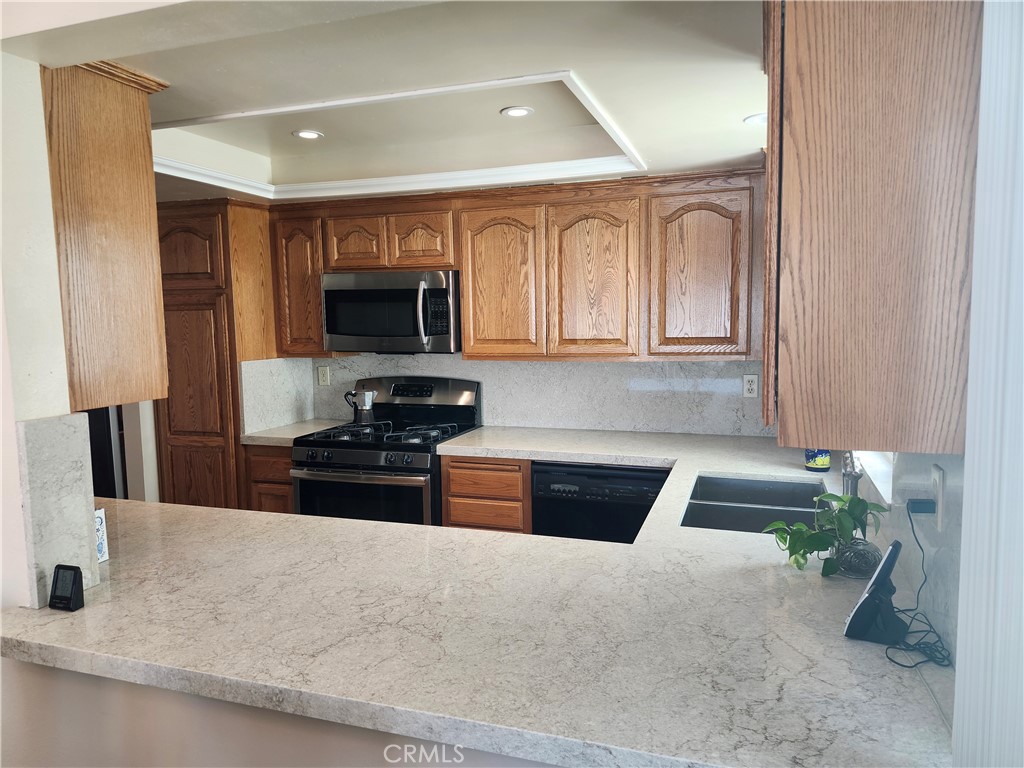240 Melrose Drive Oxnard, CA 93035 - Photo 15 of 55 Quartz Kitchen Countertops