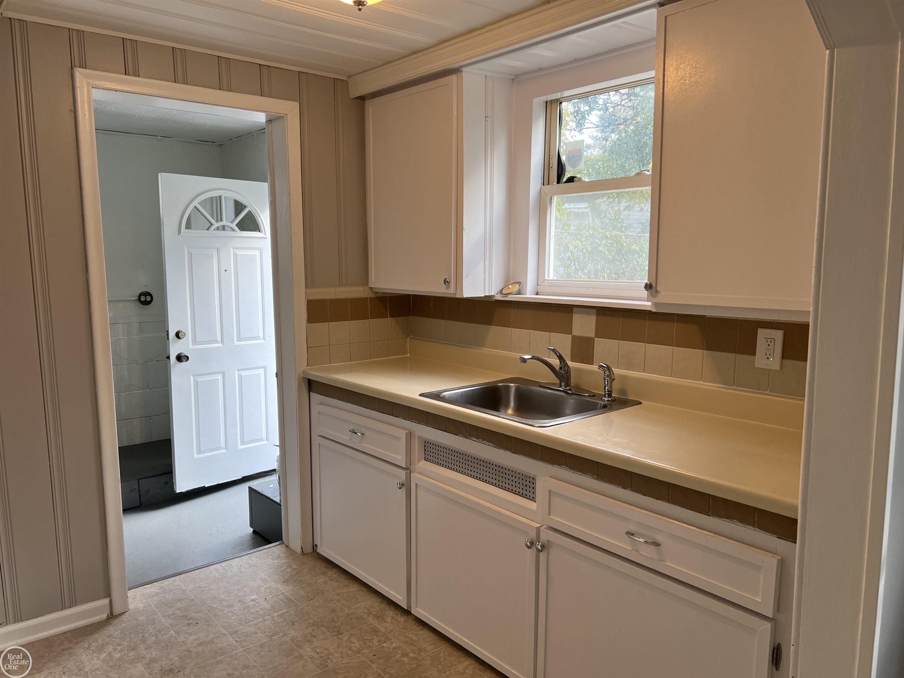 22046 Rausch Avenue Eastpointe, MI 48021 - Photo 15 of 23