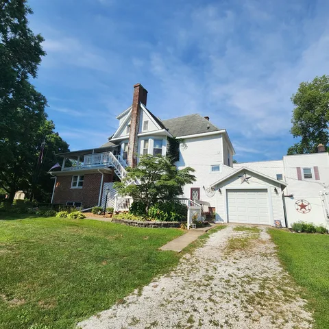 $325,000 | 330 East Locust Street, Watseka, IL 60970