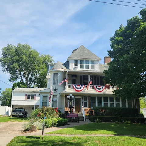 $325,000 | 330 East Locust Street, Watseka, IL 60970