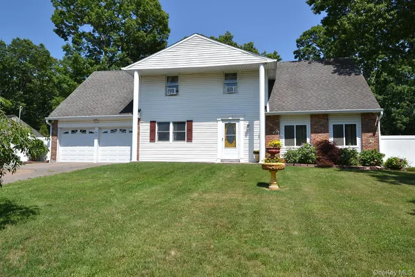 $699,999 | 9 Woodbine Street, Coram, NY 11727