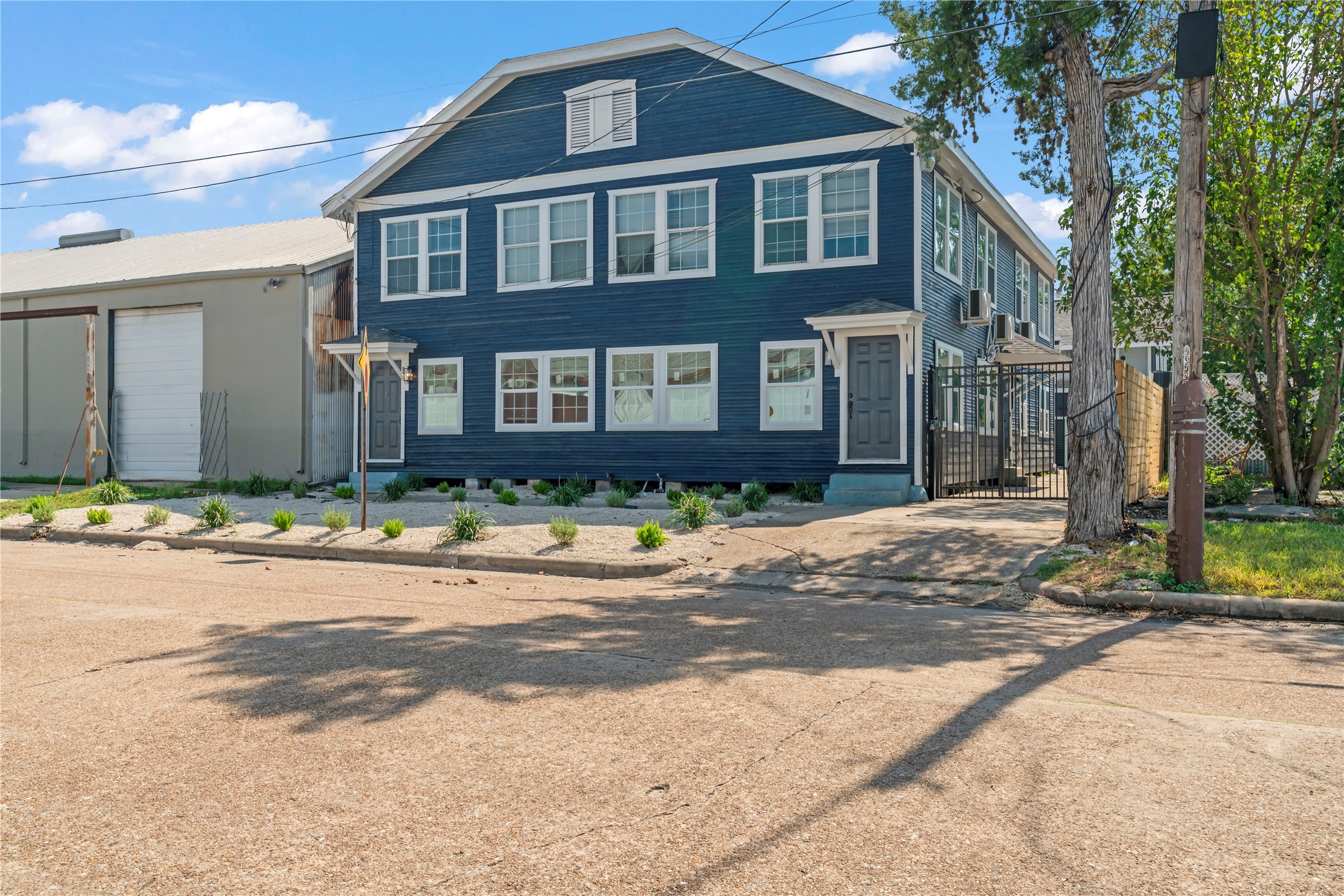 305 Roberts Street, Unit 10 Houston, TX 77003 - Photo 1 of 7 a front view of a house