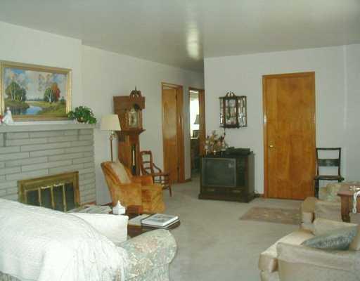 610 McGovern Road Houston, PA 15342 - Photo 2 of 7 Living Room.