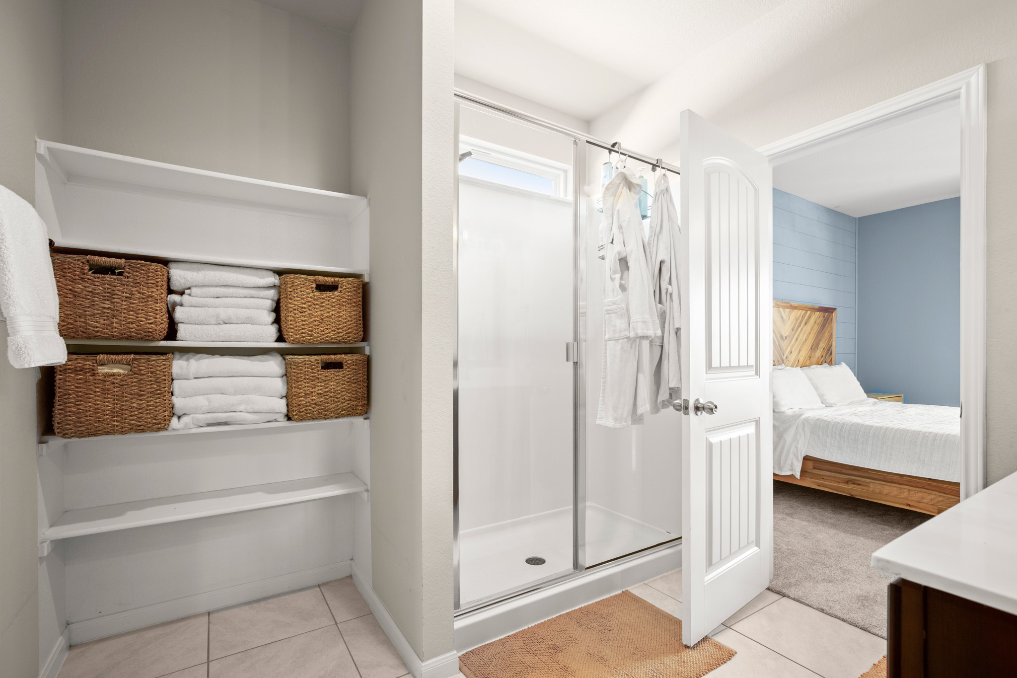 6520 Ranchito Drive Austin, TX 78744 - Photo 15 of 40 a en suite bathroom with a shower and a tub