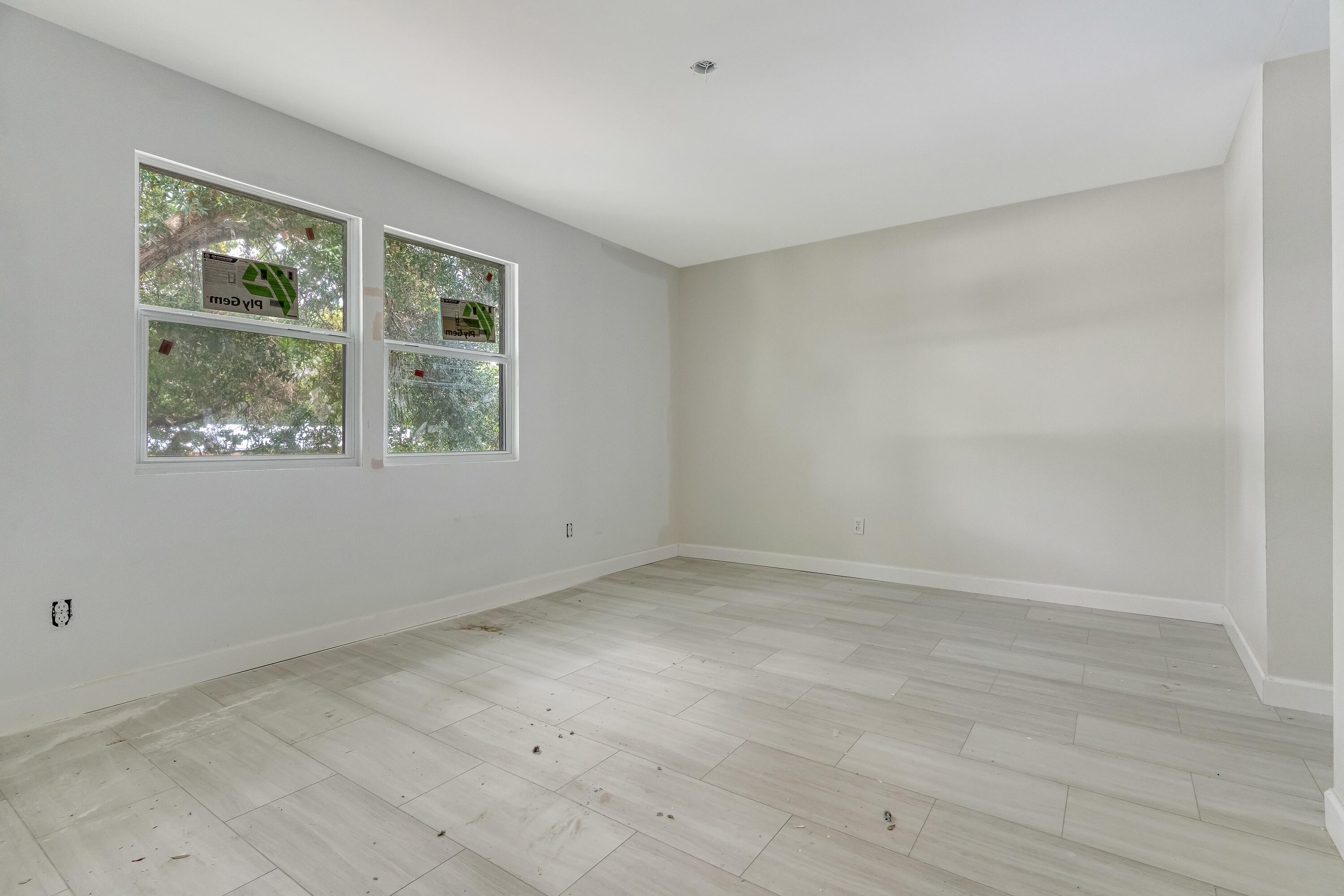 113 Cedar Avenue Southwest, Unit A Fort Walton Beach, FL 32548 - Photo 21 of 32 an empty room with a window