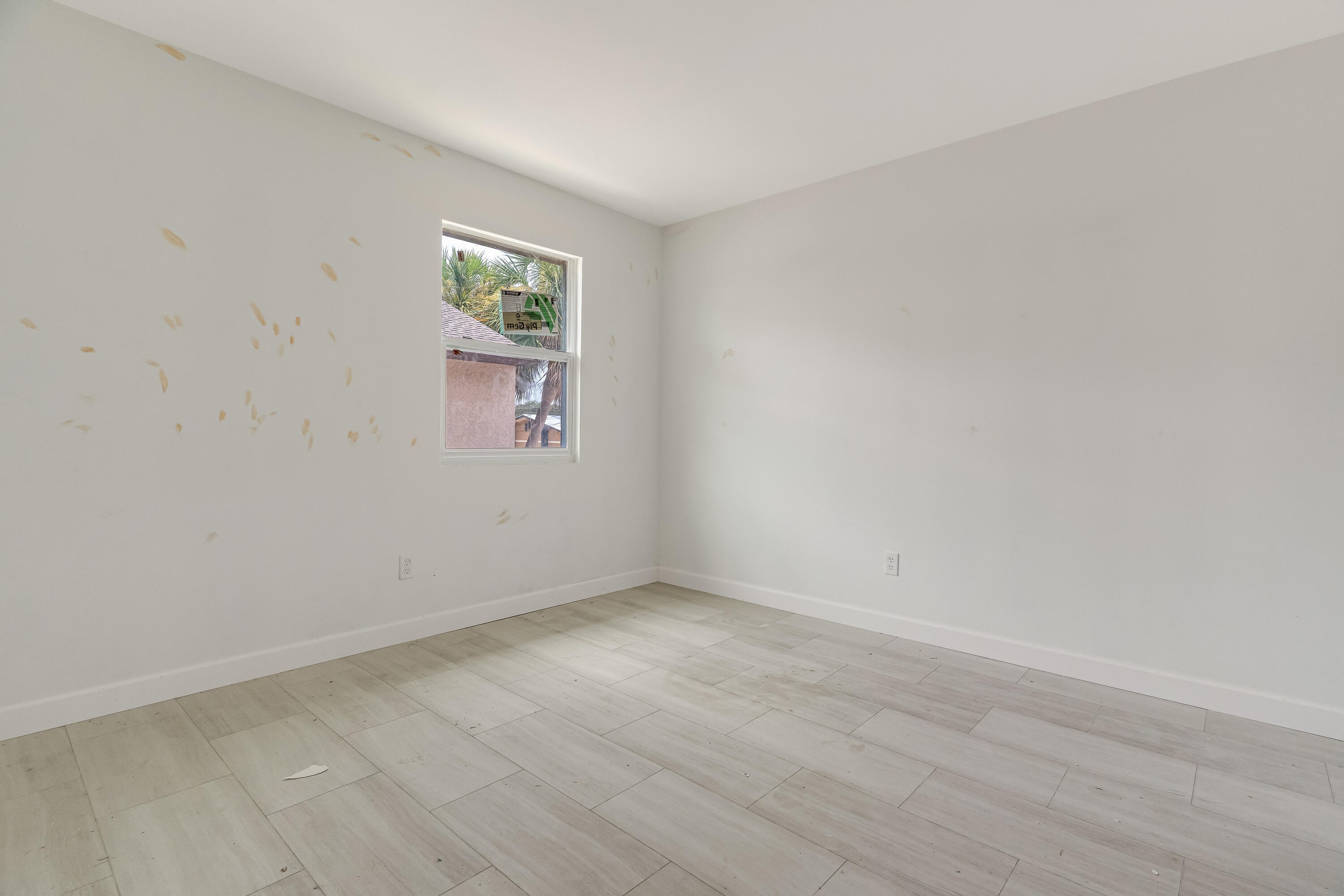 113 Cedar Avenue Southwest, Unit A Fort Walton Beach, FL 32548 - Photo 10 of 32 an empty room with windows