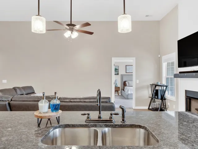 $1,900 | 1572 Variance Drive, Clarksville, TN 37042