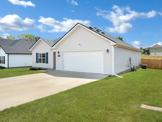 $1,900 | 1572 Variance Drive, Clarksville, TN 37042