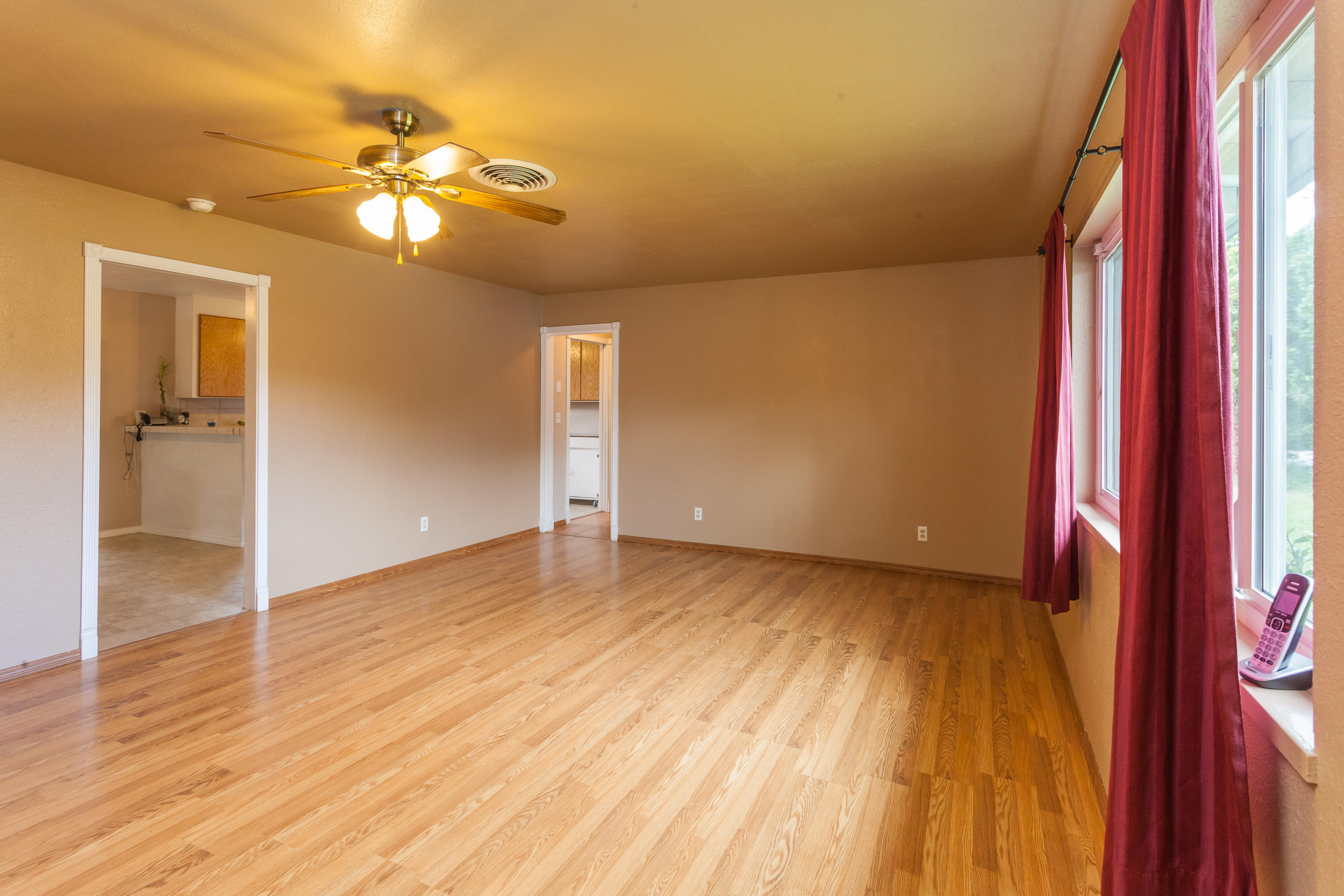 2815 Girvan Road Redding, CA 96001 - Photo 4 of 36 Living2