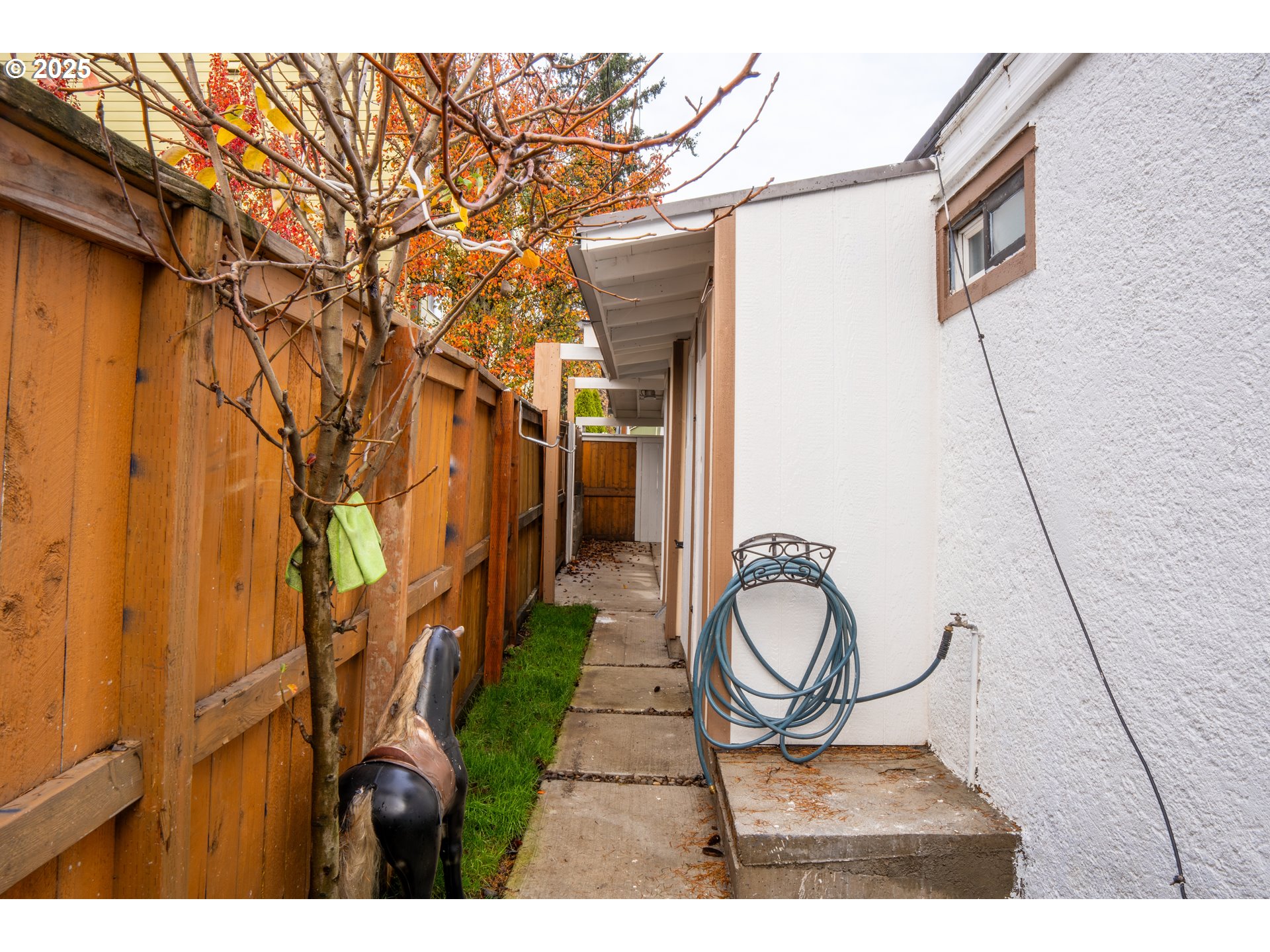 11803 Southeast Division Street, Unit 38 Portland, OR 97266 - Photo 16 of 24 a backyard of a house