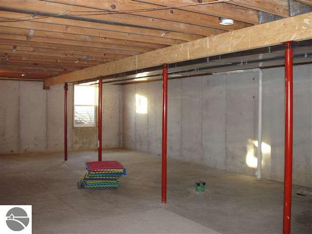 963 Napolean Way Traverse City, MI 49696 - Photo 18 of 24 1725678-18.JPG