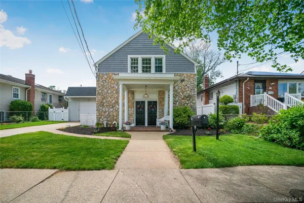$899,000 | 17 Oxford Street, Malverne, NY 11565