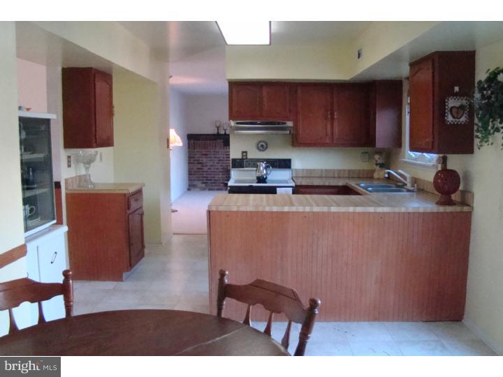 10 Uranus Road Sewell, NJ 08080 - Photo 4 of 11 Kitchen