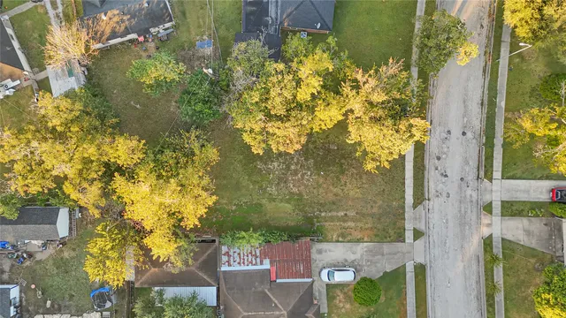 a view of big yard with a house in the background