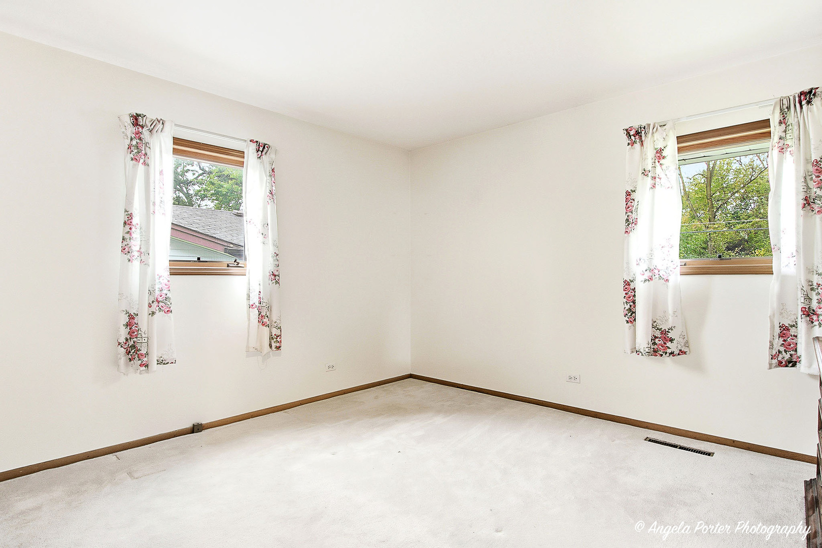 453 Willow Road Wauconda, IL 60084 - Photo 13 of 29 an empty room with windows