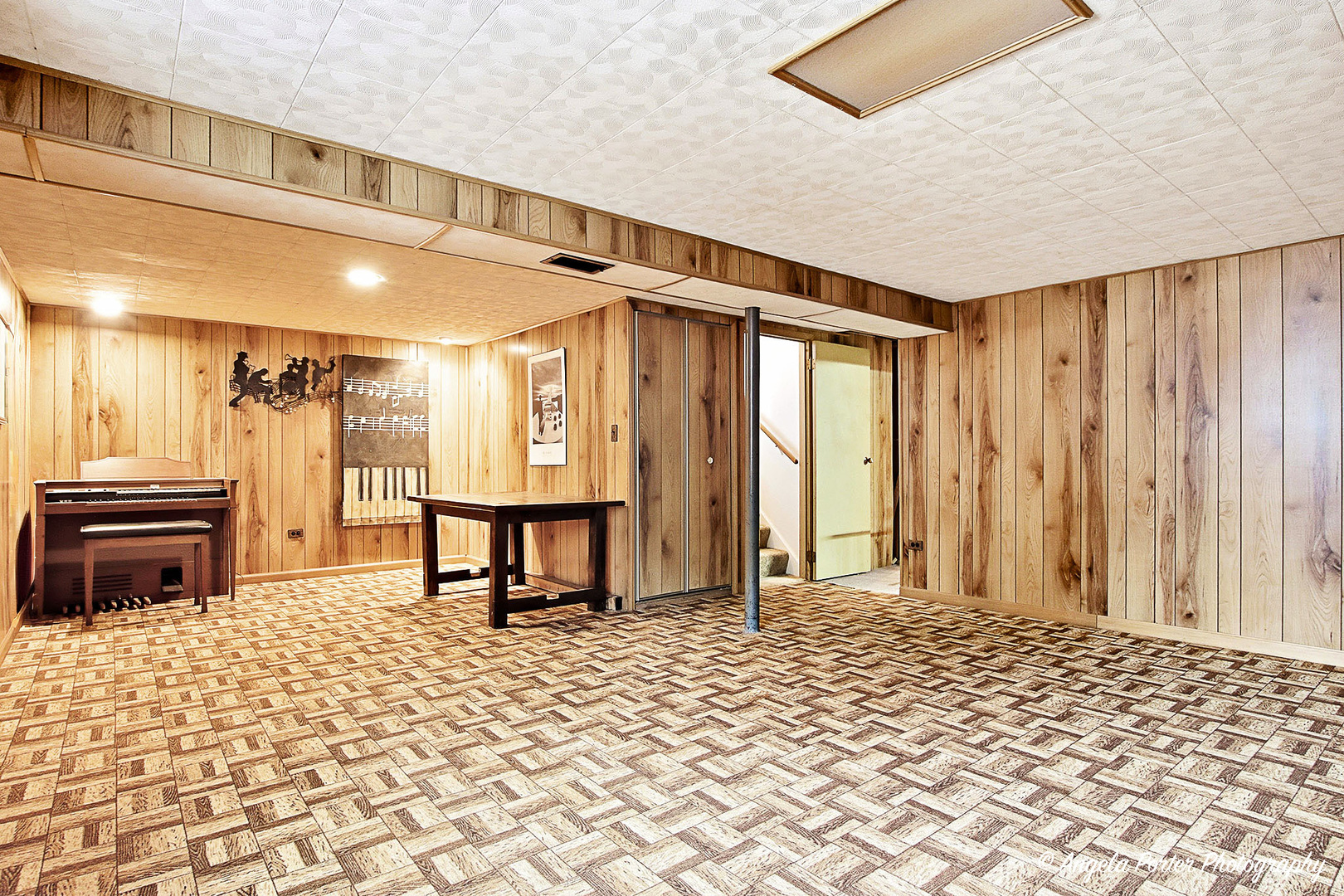 453 Willow Road Wauconda, IL 60084 - Photo 23 of 29 a living room with a couch and a table
