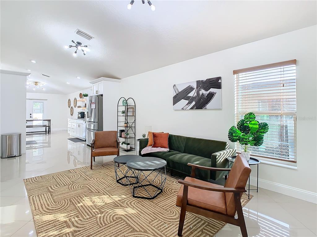 2907 West Arch Street Tampa, FL 33607 - Photo 3 of 48 a living room with furniture and flowers