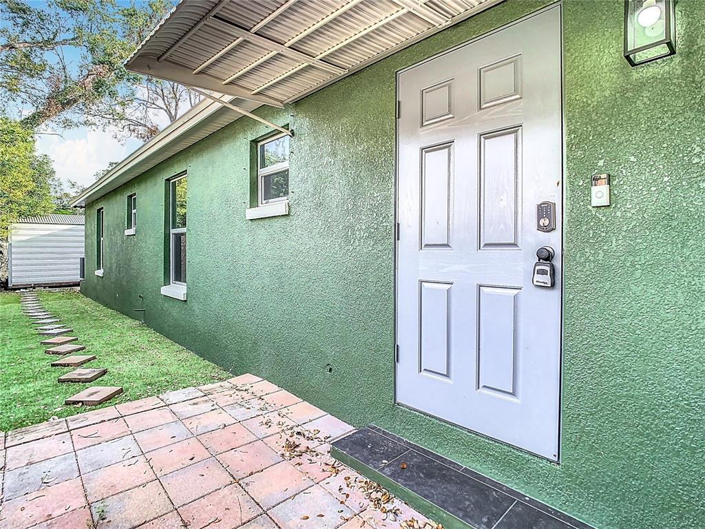 2907 West Arch Street Tampa, FL 33607 - Photo 47 of 48 a backyard of a house with outdoor seating