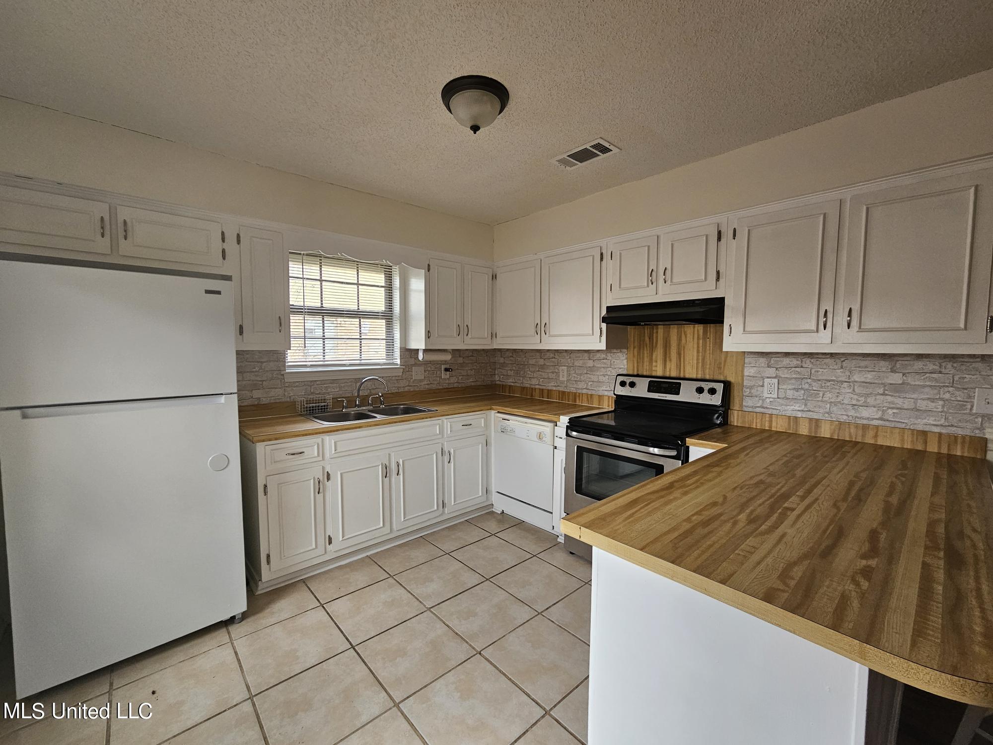 2190 Baywood Drive Biloxi, MS 39532 - Photo 2 of 14 kitchen