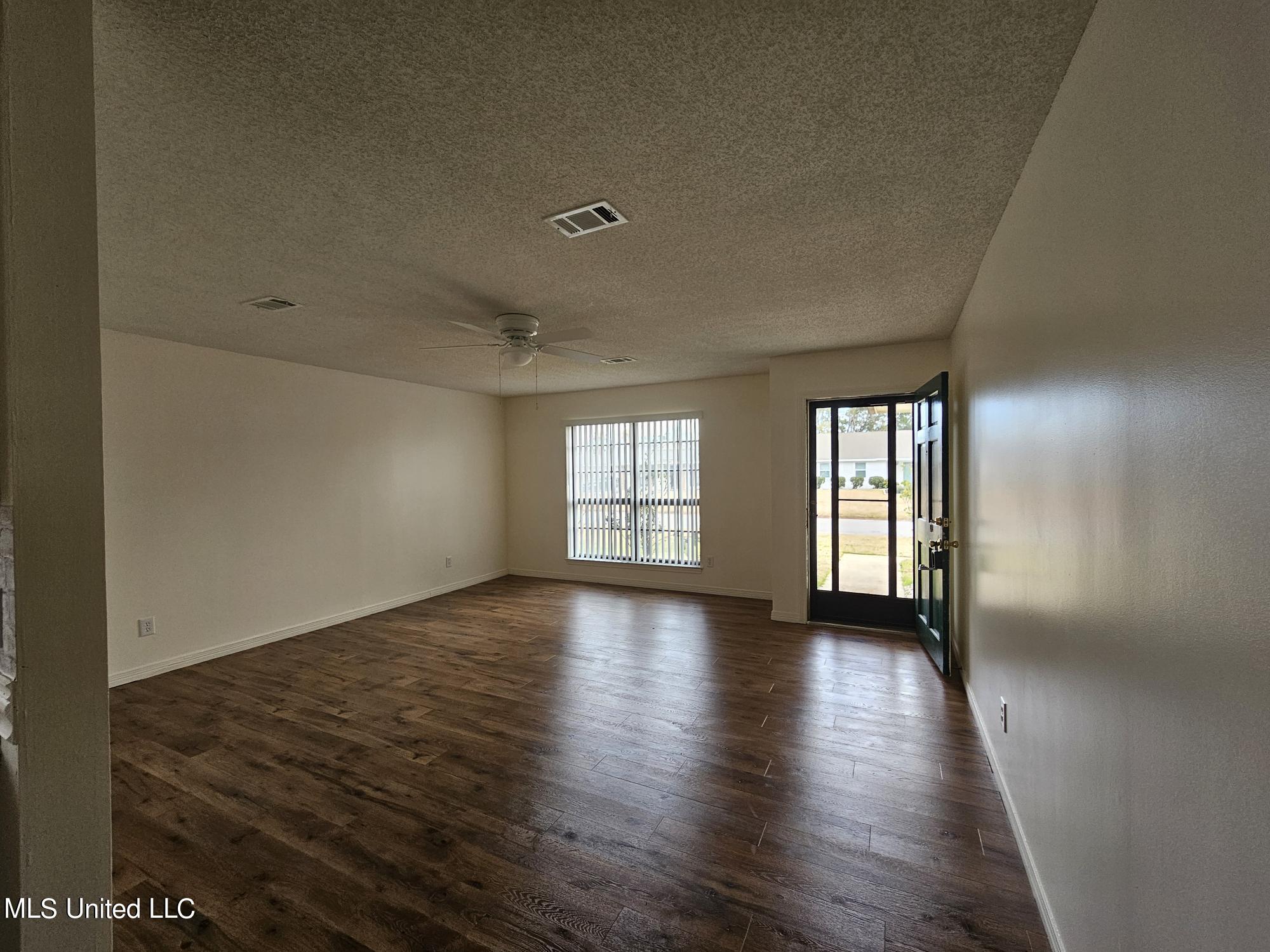 2190 Baywood Drive Biloxi, MS 39532 - Photo 4 of 14 living room