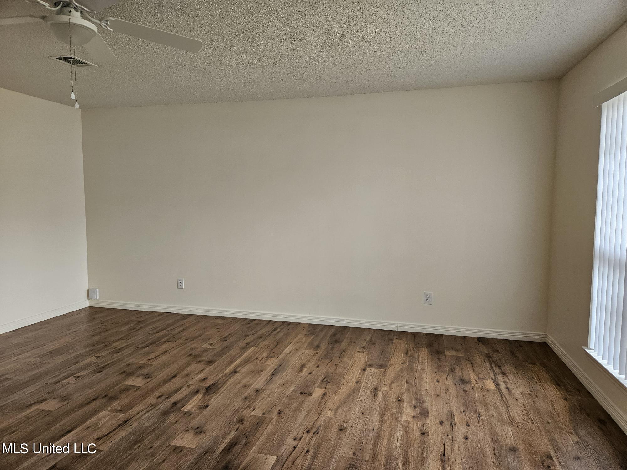 2190 Baywood Drive Biloxi, MS 39532 - Photo 6 of 14 living room