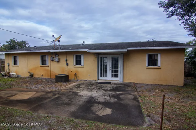 a view of a house with backyard