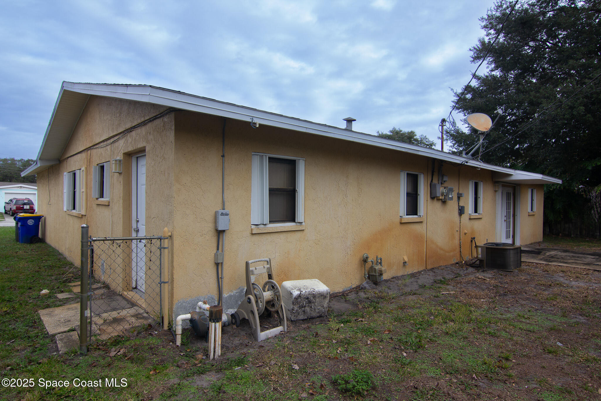 981 Palmer Street Rockledge, FL 32955 - Photo 6 of 38 a backyard of a house with table and chairs