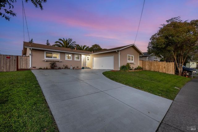 a view of a house with a yard