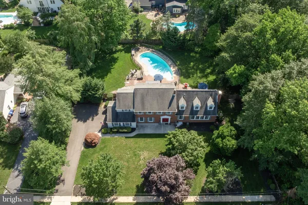 an aerial view of a house having yard and a garden